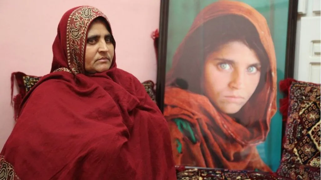 Sharbat Gula posa com a foto que a fez famosa