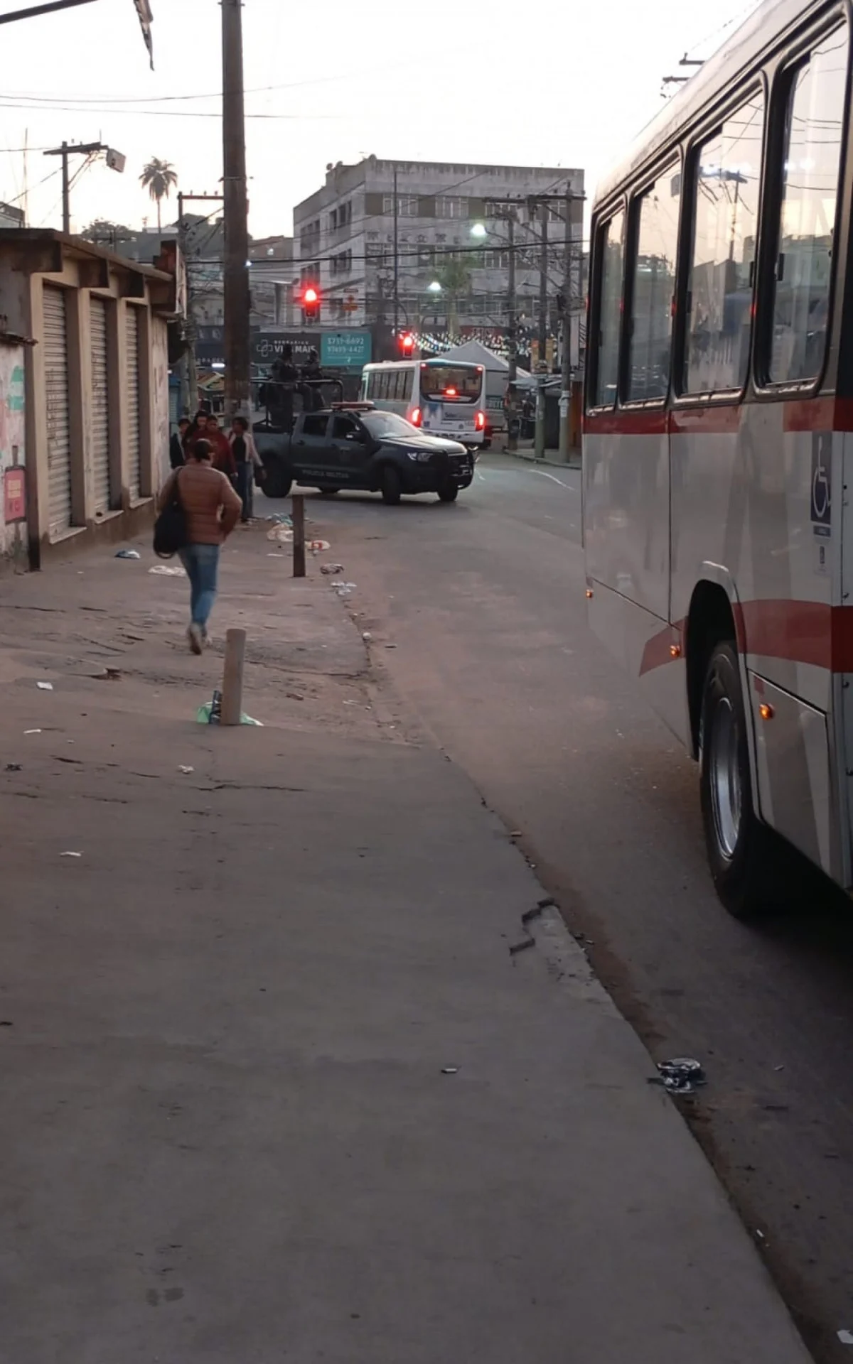 Polícia Militar realiza operação no Complexo do Salgueiro, São Gonçalo, contra criminosos envolvidos em roubos de veículos e cargas.