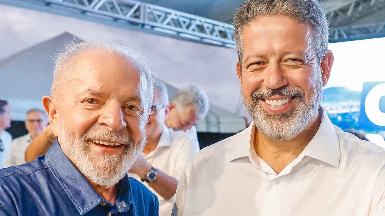 Lula e o presidente da Câmara dos Deputados, Arthur Lira, durante cerimônia em São José da Tapera (AL) (Ricardo Stuckert/PR)