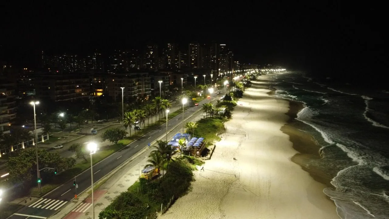 Instalação de luminárias de LED em ruas do Rio de Janeiro, parte do Programa Luz Maravilha. - Foto: Marcelo Piu/ Prefeitura do Rio