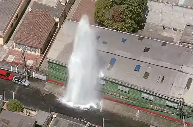 Tubulação de alta pressão se rompe em Realengo e chafariz de 15m inunda casas. Foto: Reprodução / TV Globo