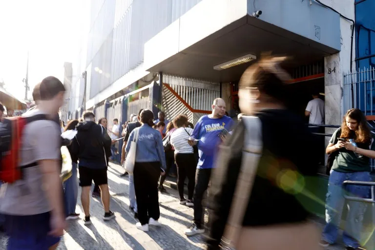 Candidatos chegam a local de prova no dia 18 de agosto