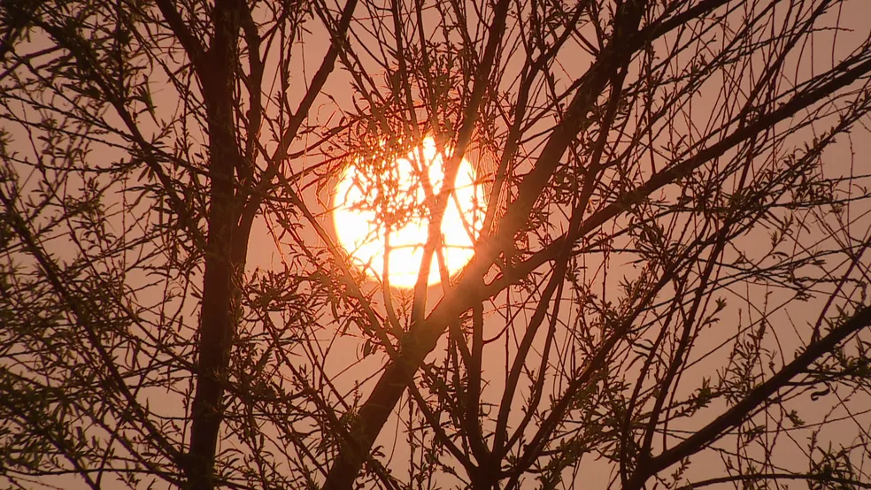 Sol com tons alaranjados no céu de Porto Alegre, em 10 de setembro — Foto: Reprodução/RBS TV