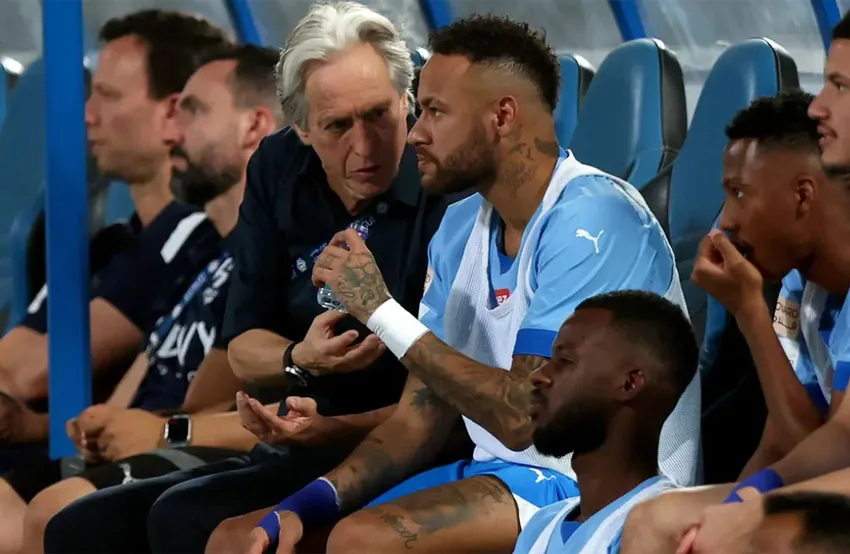 Jorge Jesus e Neymar conversam em atividade do Al Hilal