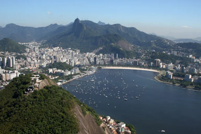 Enseada de Botafogo, uma dos cartões-postais mais bonitos da Zona Sul (Crédito: Wikimedia Commons)