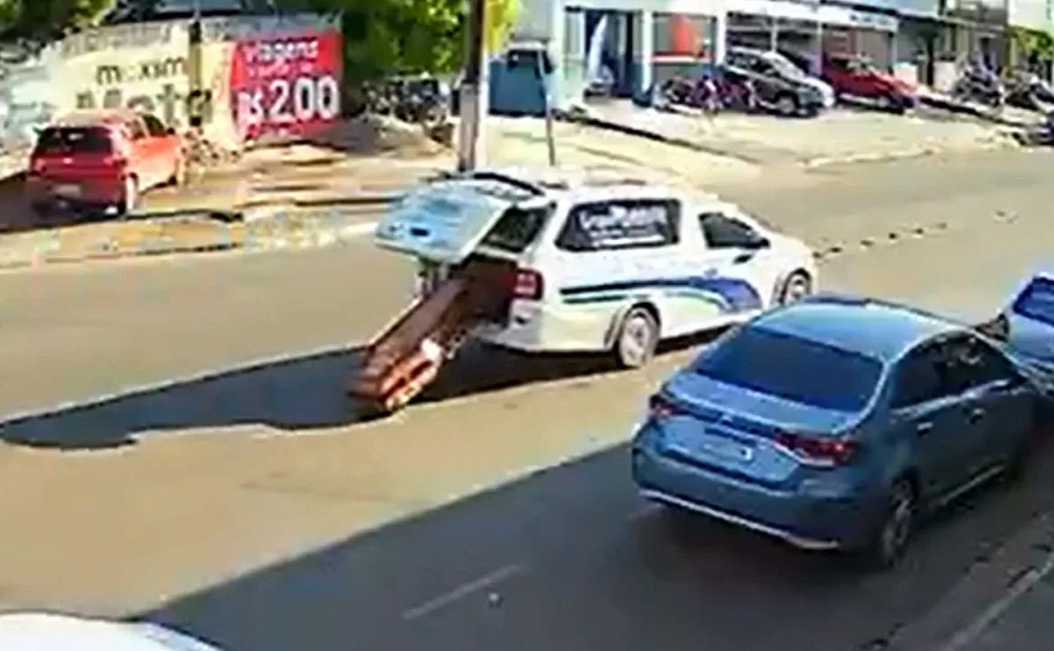 Momento em que o caixão cai durante o transporte. Foto: Reprodução