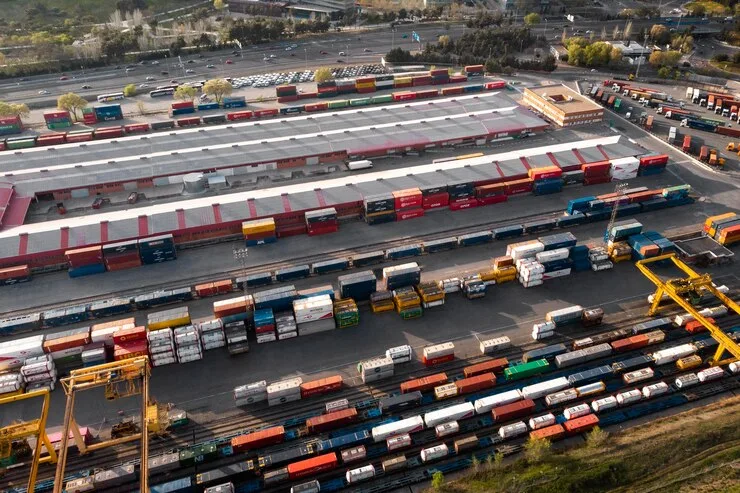 Containers no porto representam a importância da infraestrutura de transportes no debate sobre os impactos da Reforma Tributária. - Foto: Freepik