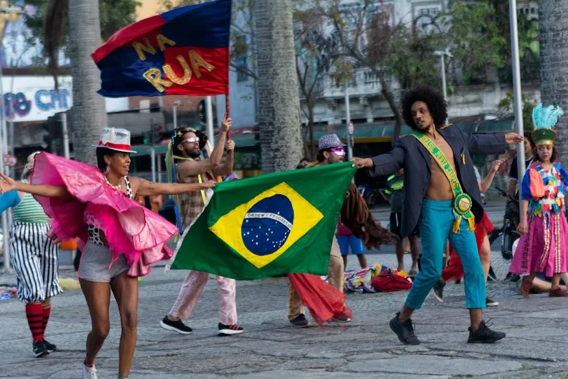 GRUPO TÁ NA RUA SE APRESENTA NA FEIRARTES DA TIJUCA E IPANEMA COM ESPETÁCULO GRATUITO