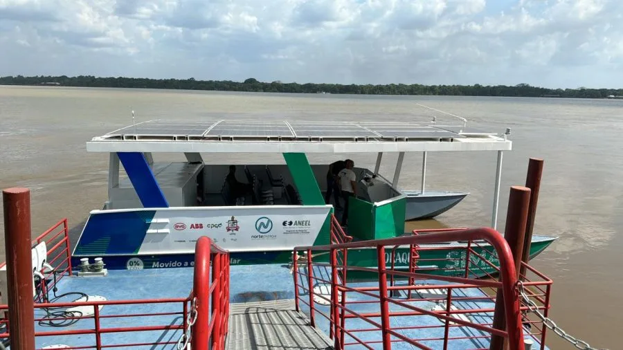 O barco elétrico Poraquê, movido a energia solar, revoluciona o transporte fluvial na Amazônia com sustentabilidade. - Foto: Ascom Norte Energia