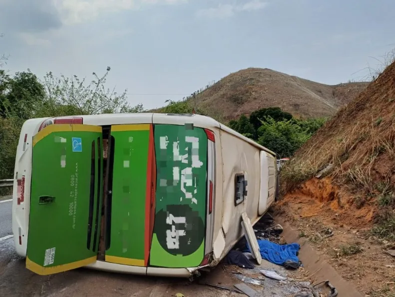 Ônibus tomba na Serra das Araras e deixa três mortos