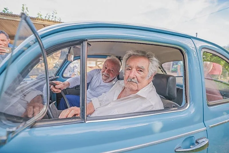 Pepe Mujica andando em seu fusca ao lado do presidente Lula - Foto: Ricardo Stuckert