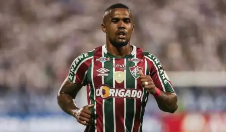 Douglas Costa jogando pelas cores do Tricolor.