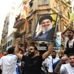 Apoiadores saem às ruas com retratos de Hassan Nasrallah, líder do Hezbollah, assassinado por Israel, em Beirute, Líbano, em 28 de setembro de 2024 [Houssam Shbaro/Agência Anadolu]