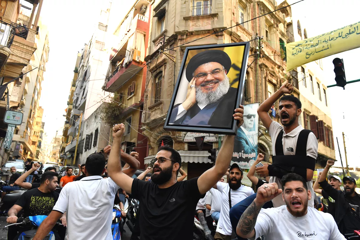 Apoiadores saem às ruas com retratos de Hassan Nasrallah, líder do Hezbollah, assassinado por Israel, em Beirute, Líbano, em 28 de setembro de 2024 [Houssam Shbaro/Agência Anadolu]