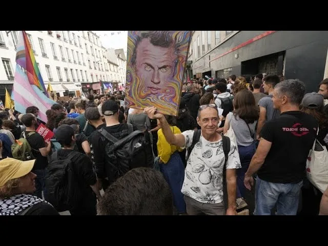 Manifestantes marcham em Paris contra a nomeação de Michel Barnier - Reprodução