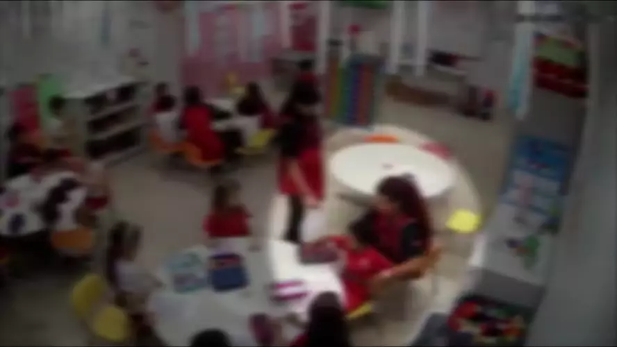 Câmeras da escola gravaram a professora usando uma fita para prender o aluno de 5 anos na cadeira. Foto: reprodução