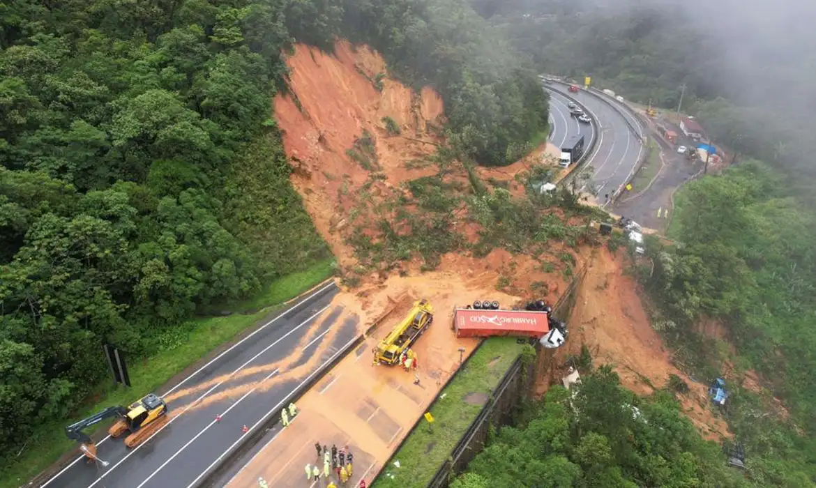 Deslizamento de terra bloqueia estrada no Paraná, destacando a importância de medidas preventivas para evitar desastres naturais. - Foto: Defesa Civil Paraná