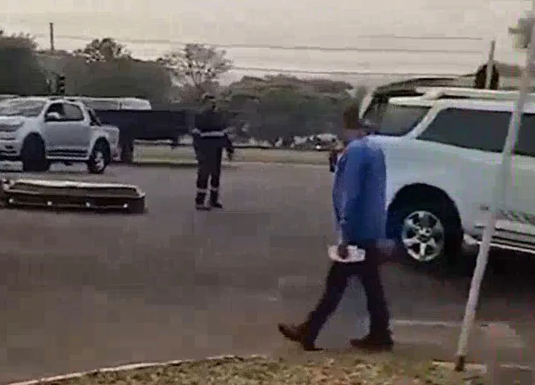 Rabecão derruba caixão em avenida Campo Grande