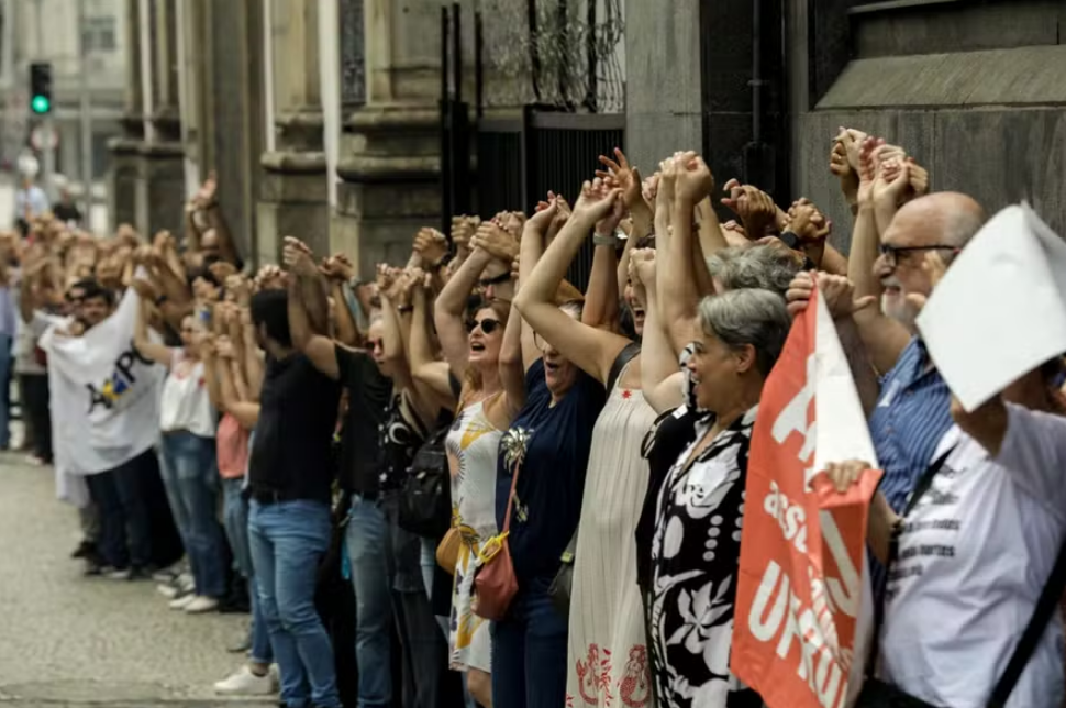 Manifestantes realizam ato em frente ao prédio da Faperj, no Centro do Rio de Janeiro.