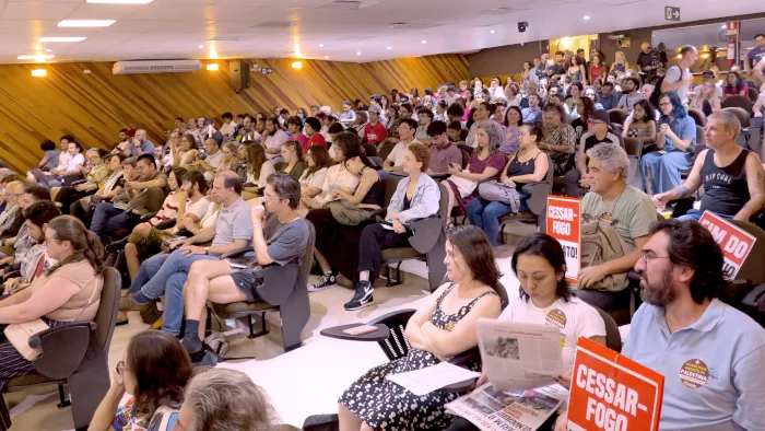 Desde o início da guerra em Gaza, a FFLCH da USP tem sido local de atos de solidariedade ao povo palestino. A imagem é do plenário do auditório Nicolau Sevcenko durante o ato em defesa da Palestina realizado em 7 de dezembro de 2023 [Revista da Adusp]