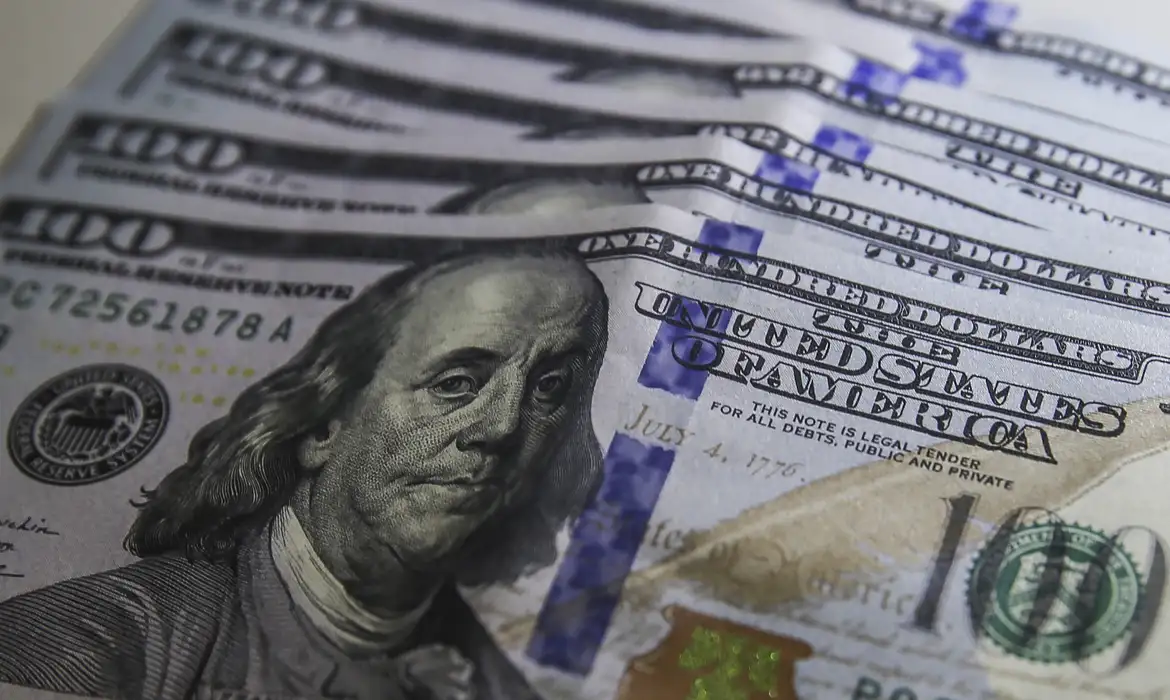 Dólar atinge maior valor desde agosto, impactado por cenário internacional