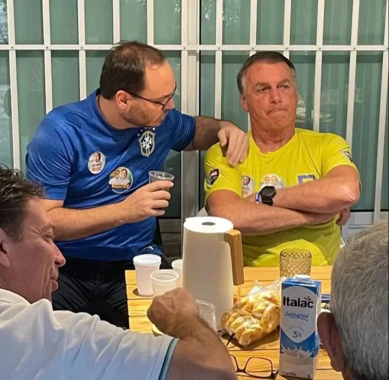 Carlos e Jair Bolsonaro tomam café com Ramagem - Foto: Reprodução