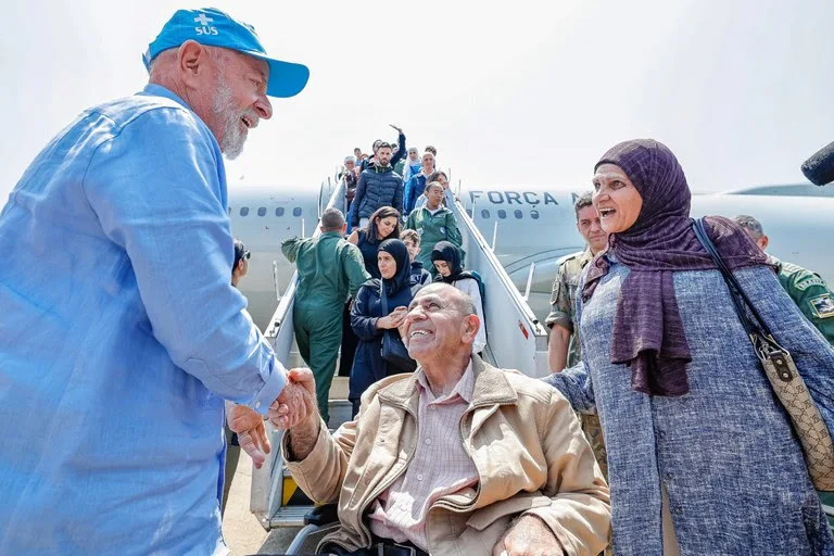 Presidente Lula na recepção aos brasileiros e familiares: mulheres, crianças e idosos tiveram prioridade na primeira lista. Foto: Ricardo Stuckert / PR