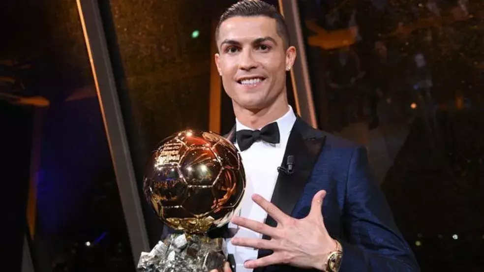 Cristiano Ronaldo comemorando o recebimento de sua 5ª Bola de Ouro. Foto: reprodução