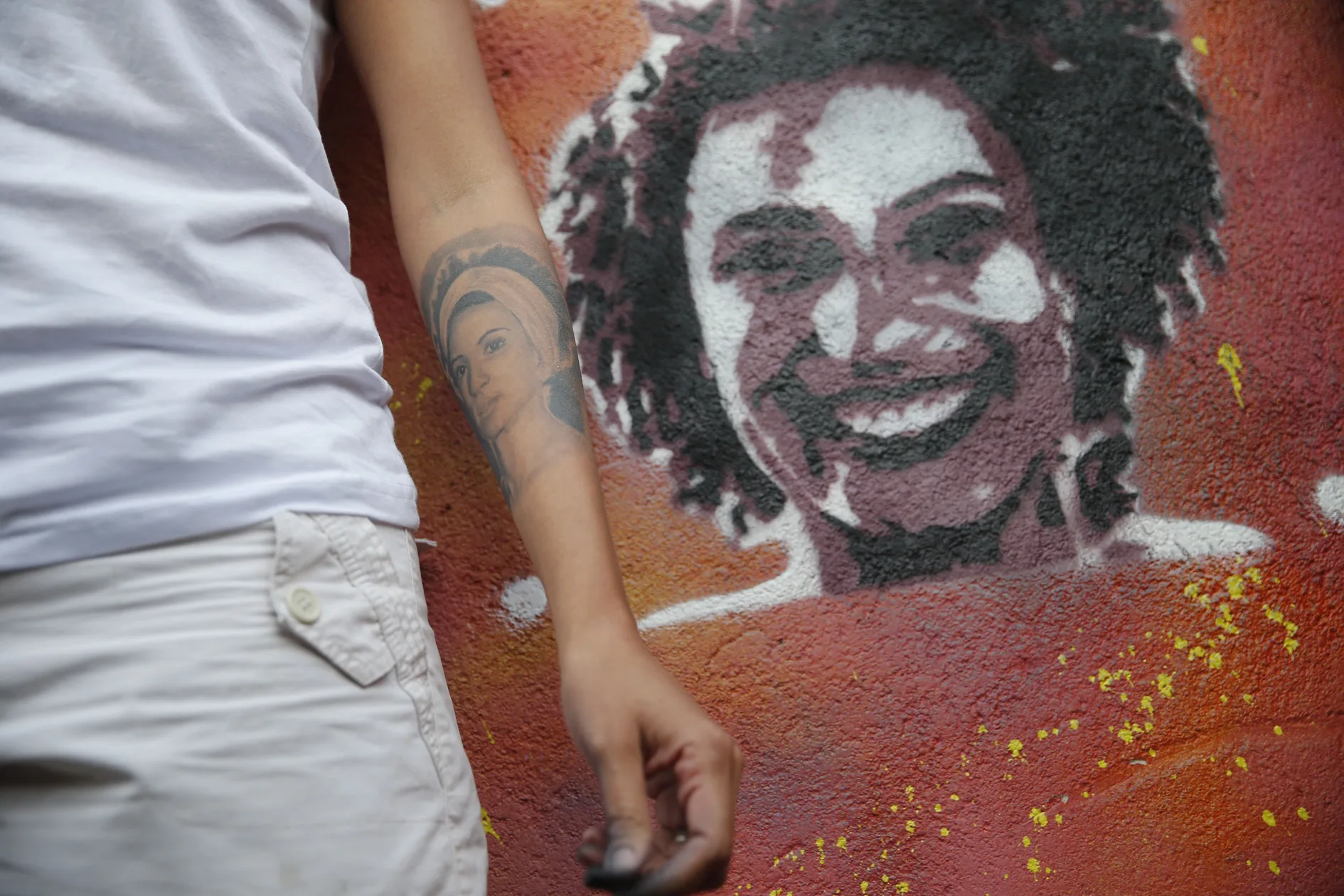 A viúva de Marielle Franco, Mônica Benício, refaz Grafite em homenagem a Marielle, feito por Malala Yousafzai na comunidade Tavares Basto