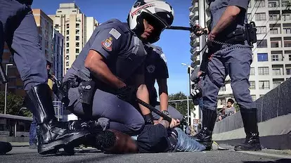 PM de São Paulo imobiliza homem negro que participava de manifestação contra a morte de um jovem da comunidade do Moinho – Foto: Rovena Rosa