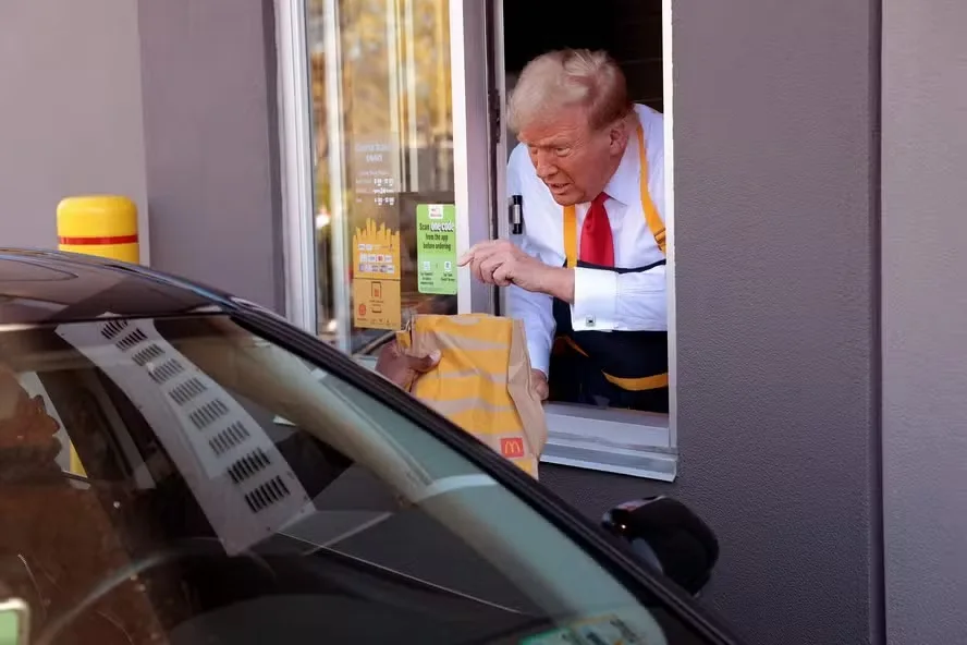 Donald Trump, atual candidato à Presidência dos EUA, durante ”visita” a um McDonald’s em Feasterville-Trevose, Pensilvânia – Foto: Reprodução