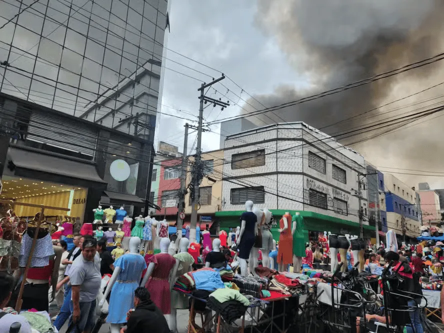 Bombeiros combatem incêndio no Shopping 25 de Março no Brás