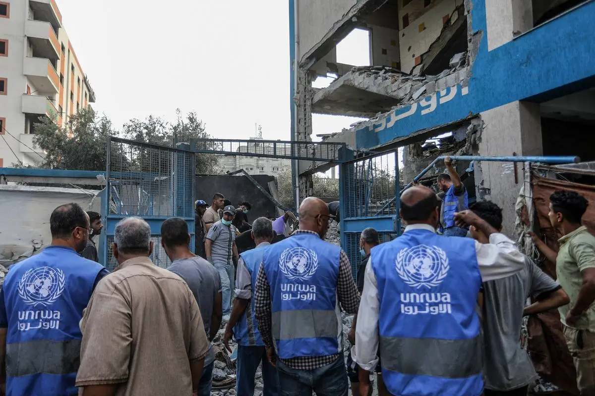 Palestinos e trabalhadores da ONU examinam destroços deixados por ataque israelense a uma escola da Agência das Nações Unidas para Assistência aos Refugiados da Palestina (UNRWA), no campo de refugiados de Deir al-Balah, em Gaza, 15 de julho de 2024 [Abed Rahim Khatib/Agência Anadolu]