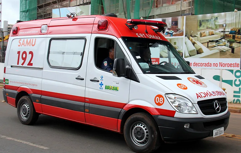 Ambulância do Samu em atendimento