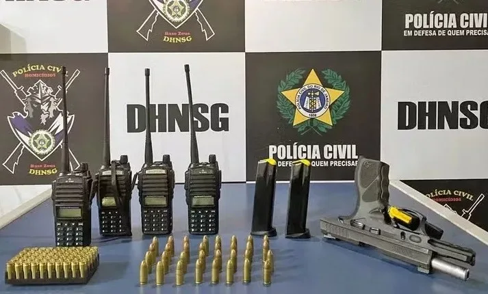 Polícia Civil apreendeu pistola, munição e rádios comunicadores com criminoso membro do grupo que assalta bocas de fumo no RJ. Foto: Divulgação