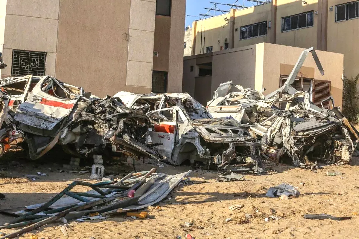 Dezenas de ambulâncias destruídas por ataques israelenses ao Hospital Nasser, em Khan Younis, na Faixa de Gaza, em 9 de outubro de 2024 [Abed Rahim Khatib/Agência Anadolu]