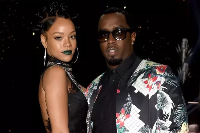 A cantora Rihanna ao lado do cantor Diddy, acusado de envolvimento em abuso sexual e coerção – Foto: Reprodução