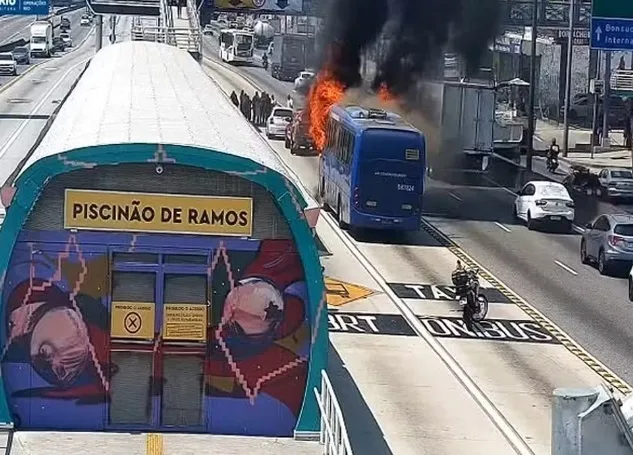 Ônibus pega fogo na Avenida Brasil