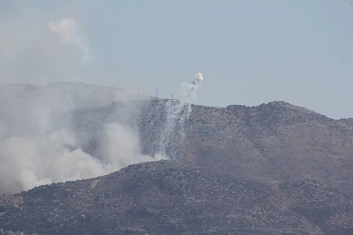 Fumaça sobe após ataques israelenses atingirem áreas da cidade de Khafr Shuba e Khafr Hamam, no sul do Líbano, em 20 de outubro de 2024. [Ramiz Dallah – Agência Anadolu]