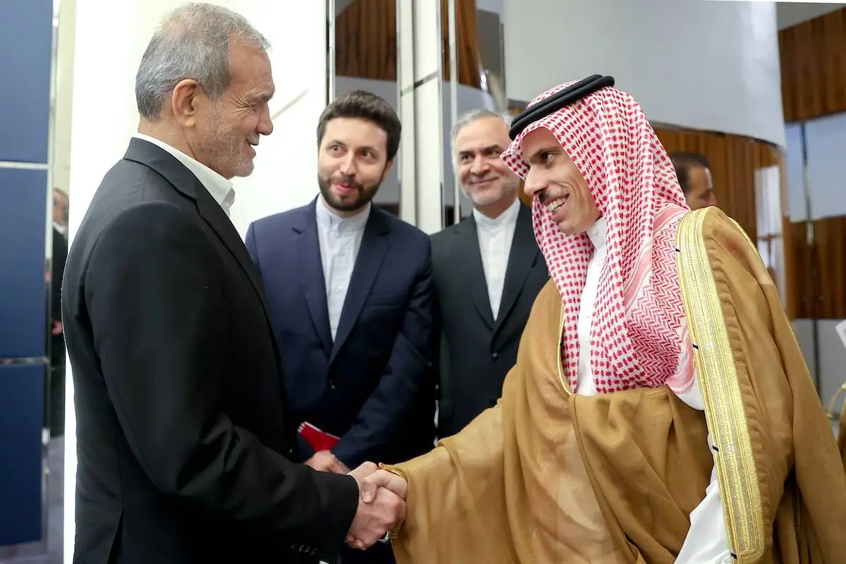 Ministro de Relações Exteriores da Arábia Saudita, Faisal bin Farhan al-Saud, troca aperto de mãos com o presidente do Irã, Masoud Pezeshkian, em Doha, capital do Catar, em 3 de outubro de 2024 [Presidência do Irã/Divulgação/Agência Anadolu]