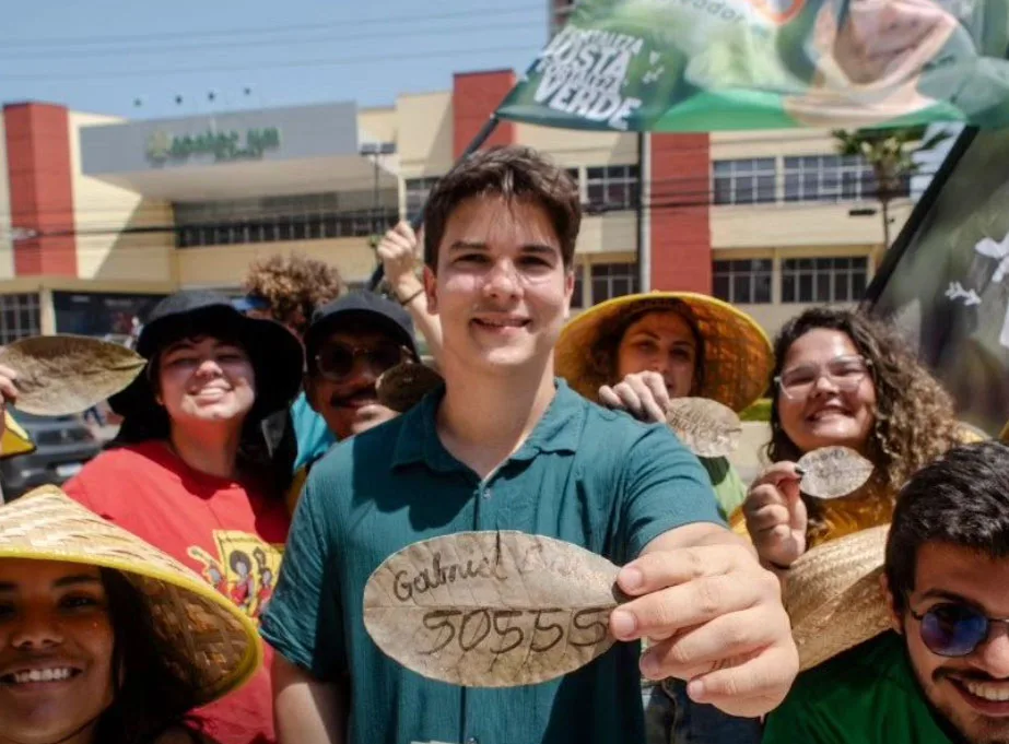 Candidato usou folhas secas ao invés dos tradicionais santinhos impressos em papel