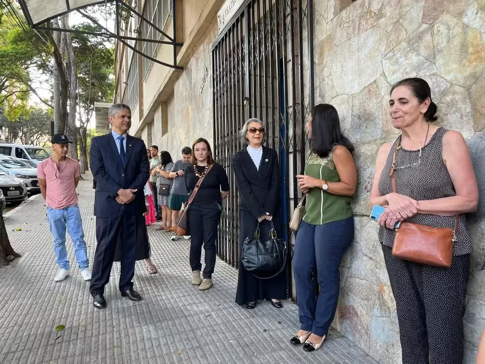 Presidenta do TSE na fila para votar na manhã deste domingo (6). Foto: Luciana Mussi/TV Globo