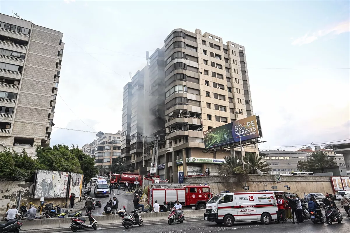 Bombeiros e paramédicos chegam a um incêndio causado por bombardeios israelenses perto do Hospital al-Zahra em Beirute, capital do Líbano, em 1º de outubro de 2024 [Murat Sengul/Agência Anadolu]