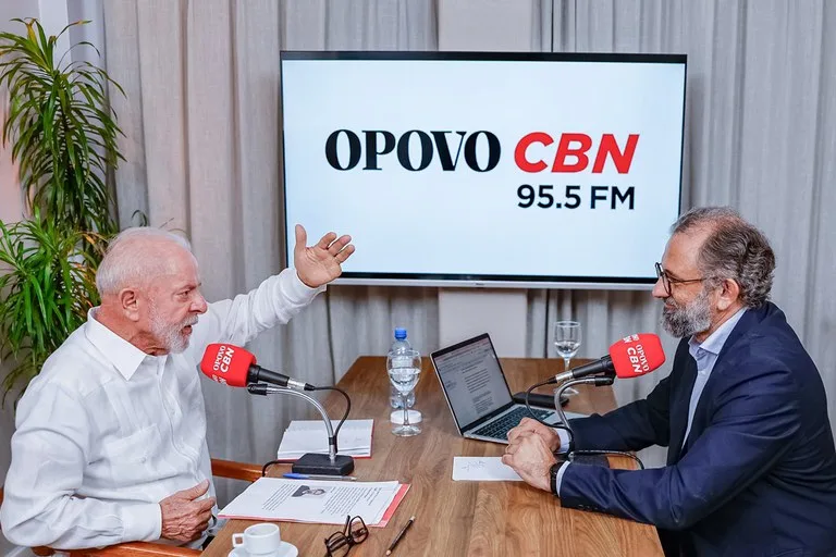 Lula durante entrevista à Rádio O Povo, em Fortaleza: proposta de diálogo com estados para rever papel federal na segurança. Foto: Ricardo Stuckert / PR