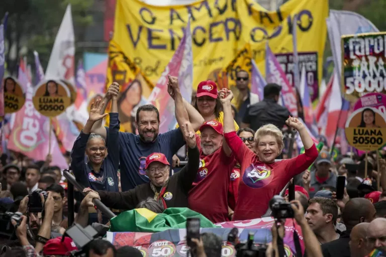 Guilherme Boulos (PSOL) em ato na avenida Paulista, entre a ministra Marina Silva (Rede), o presidente Lula (PT) e Marta Suplicy (PT) – Adriano Vizoni/Folhapress