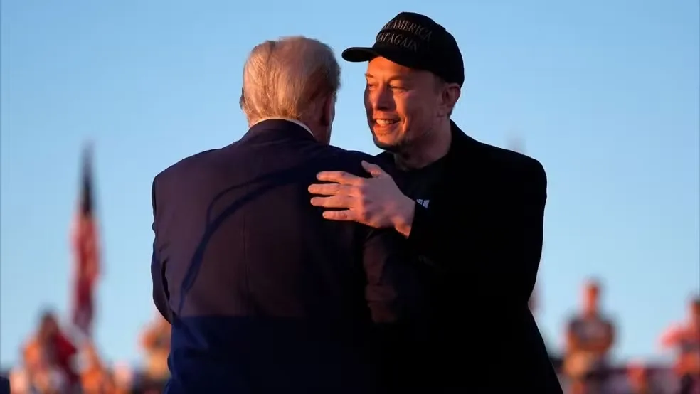 Elon Musk abraçando Donald Trump. Foto: Divulgação