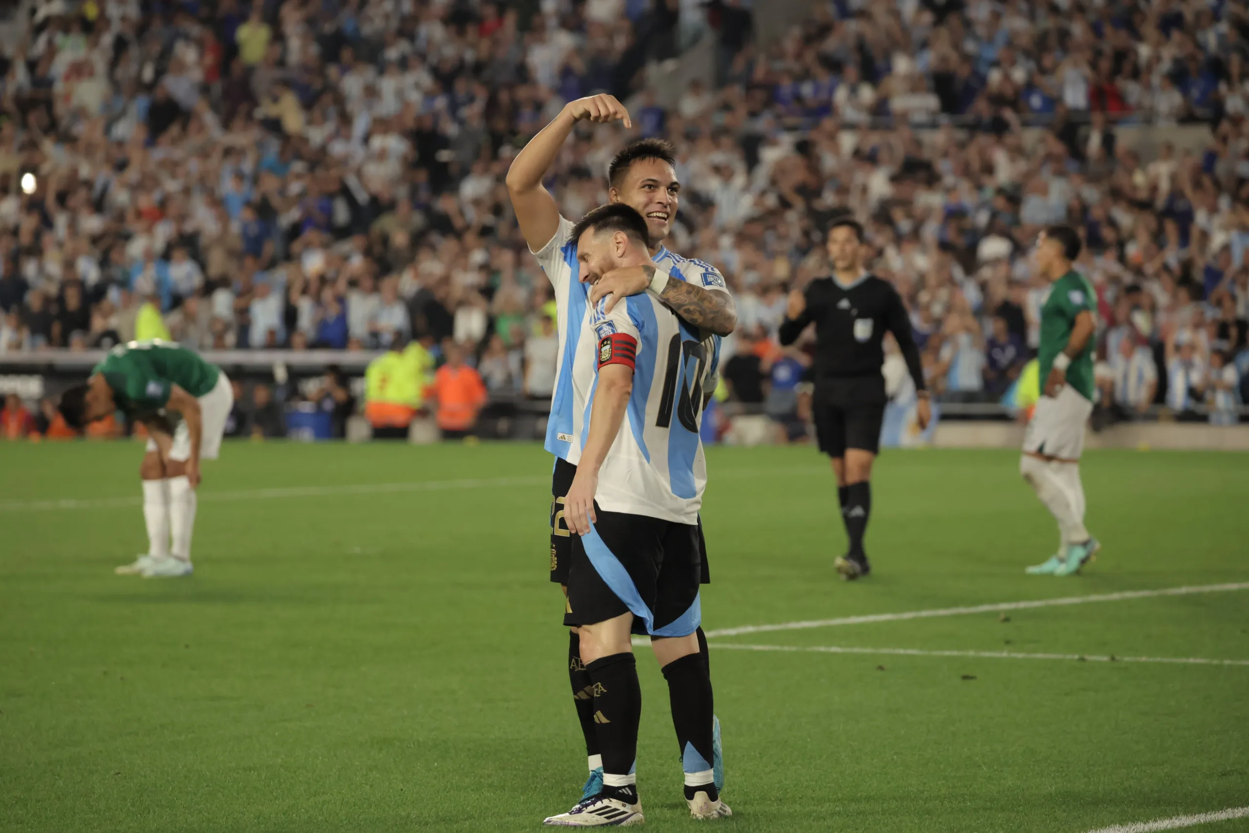 Argentina goleia Bolívia com hat-trick de Messi