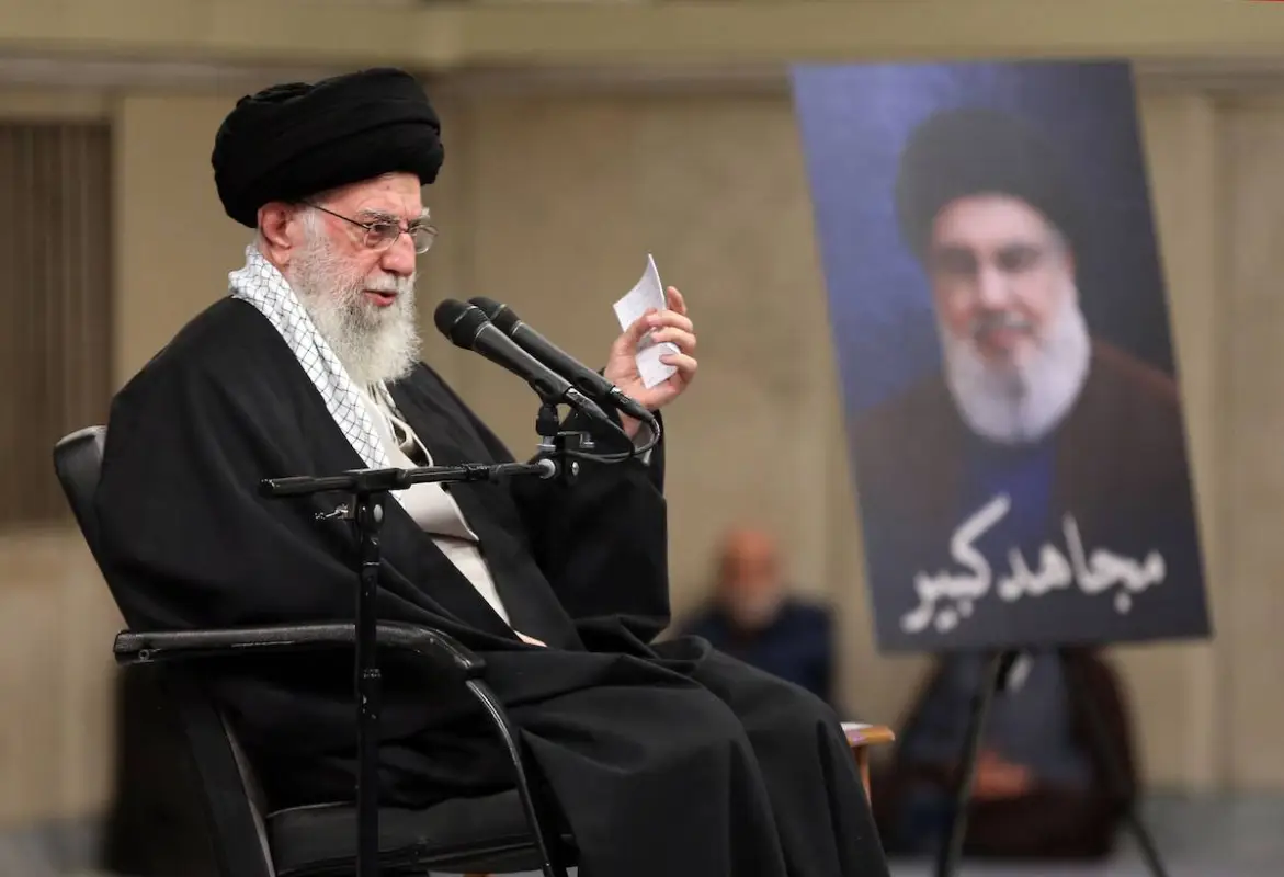 Supremo Líder do Irã, aiatolá Ali Khamenei, em Teerã, 2 de outubro de 2024 [Gabinete de Imprensa do Supremo Líder do Irã/Divulgação/Agência Anadolu]