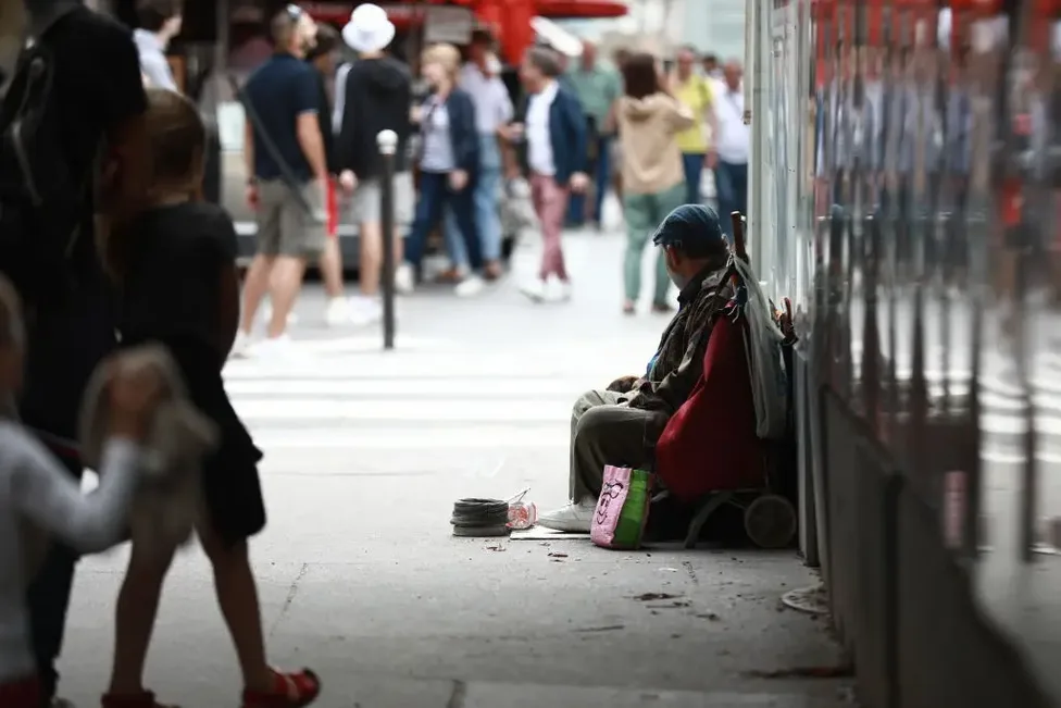 Homem sem-teto em Paris. Foto: Mohamad Salaheldin/Getty Images