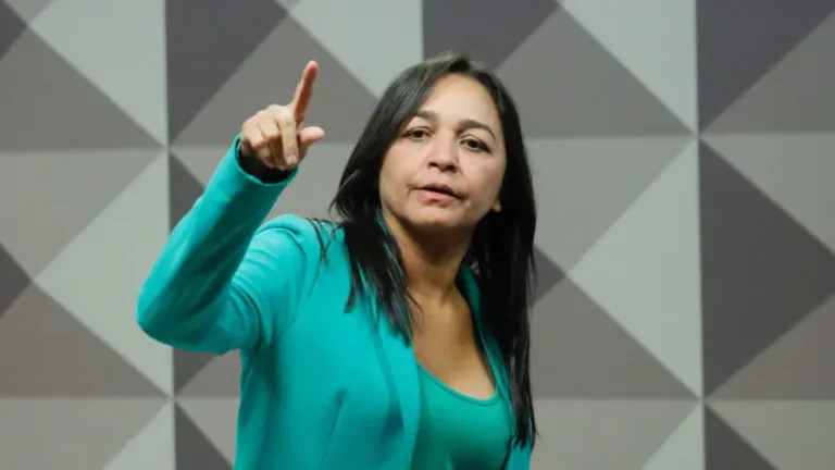 Eliziane Gama lança candidatura ao Senado e busca apoio para fortalecer sua posição.